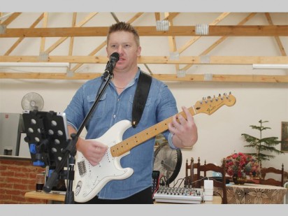 Sanger Ernie Bates van Pretoria het die bejaardes met sy danstreffers vermaak.