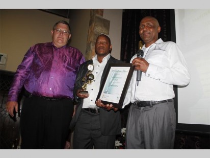 Thabo Phalalo (centre) winner of the Masibambisane Award.