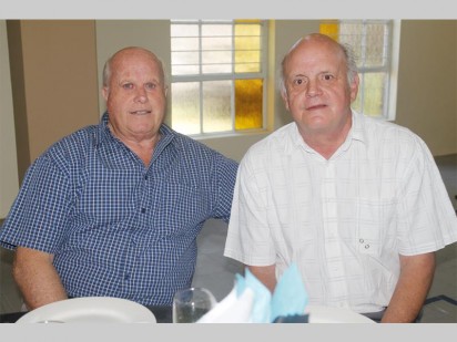 Chris Schutte en Sarel Bihl vier Willem Nel se tien jaar as leraar van die Afrikaanse Baptiste Kerk in Krugersdorp met 'n paar verversings.