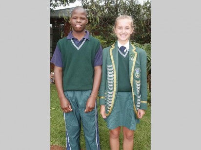 Emanuel Mitswiri (links) en René Weideman (regs) van Laerskool Krugersdorp-Noord maak hulle skool trots deurdat hulle onderskeidelik vir die seuns onder 15 en dogter onder 13 Gauteng-krieketspanne gekies is. Emanuel glimlag nog breër omdat hy ook vir die Krieket Gauteng-Wes Laerskolespan gekies is. Baie geluk julle twee!
