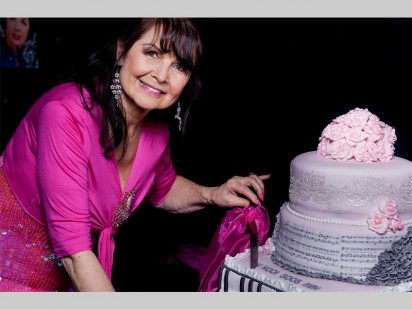 Min Shaw poseer hier vir die kamera langs haar verjaardagkoek.