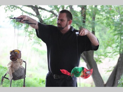 Swannie Swanevelder gebruik sy handgemaakte marionetpoppe om stories aan die kinders te vertel.