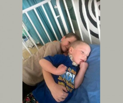 Die driejarige-peuter Tristan Sellwig destyds in die Netcare Rehabilitasie Hospitaal in Aucklandpark. Hier gee sy ouer boetie Paul hom 'n drukkie.