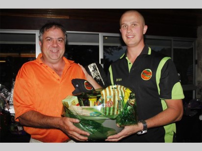 Deon van Rooyen ontvang hier 'n geskenk vir sy goeie spel van Brian Swarts.