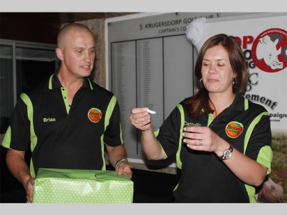 Brian Swarts en sy vrou Cathelijn doen hier 'n prystrekking.