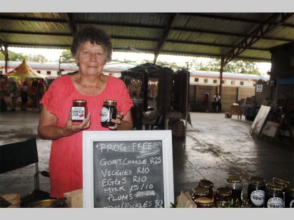 Marie Foxcroft beman die Wriggly Tin Farm stalletjie.