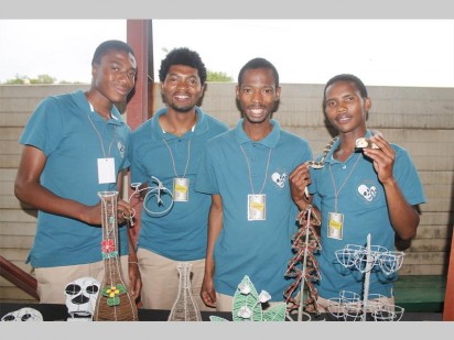 Dié manne van die Imvelaphi Yethu Kuns en Kultuur Koöperasie met van die goedere wat hulle uit draad met die hand maak. Van links is Emmanuel Motshegwa, Smart Motshegwa, Itumeleng Jankens en Lucky Qalinge.