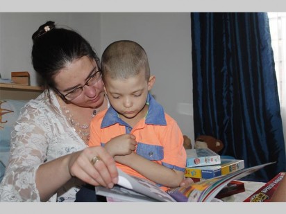 Hier blaai Nico Flowers en Mariaan le Roux van Graincare deur een van die inkleurboeke wat op sy wenslysie was.