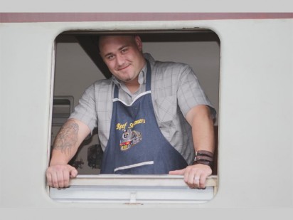 CJ Weich, 'n sjef van Reefsteamers kyk deur 'n ruit van die stoomtrein voordat hulle rit terug na Johannesburg.
