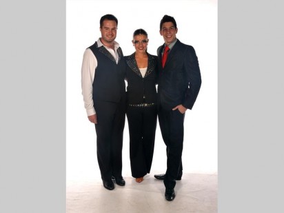 Joachim Losos (links) en Mariska Reynolds (middel) het die dansvloer aan die brand gedans tydens die Suid-Afrikaanse Vrystyl Kampioenskap in Alberton. Regs is Kyle John Behrens ('n vrystylafrigter).