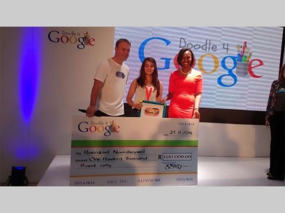 Hier ontvang Katya Ludick (middel) 'n tjek ter waarde van R100 000 vir haar skool nadat sy vanjaar se Doodle 4 Google-kompetisie gewen het. Saam met haar is Google Suid-Afrika se hoofuitvoerendebeampte Ryan Bakos (links) en Faith Muthambi, Minister van Kommunikasie (regs).