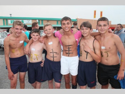 Graad 8-groentjies Michael Barnard, Shaun-Claude Faurie, Quane Harper, Kyle Dercksen, Marnewy du Plessis en Cameron Taylor het gereken die weer is perfek om bietjie lyf te wys.