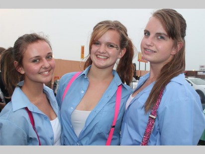 Cherize Slippers, Elaine Acker en Celeste Augustyn het met dieselfde klere-tema die straatkilometer aangepak.