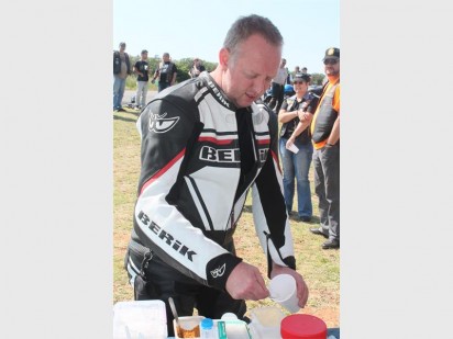 Asmun Rabie help homself hier met 'n koppie warm koffie.