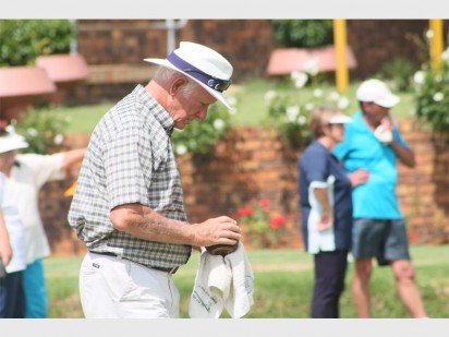 Vryf vryf. Hier poets Alan Lyall sy rolbalbal voordat hy sy slag op die baan op die proef stel.