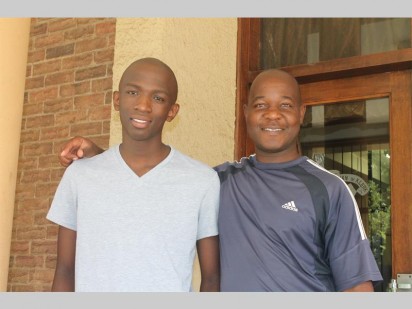 Michael Mafoko het sy bababoetie Kenneth Kevin Mabogola gebring om sy uitslae te kry.
