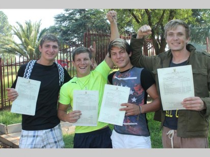 "Lekker man," juig Antonio Fourie, Wayne Ellis, Hein Griessel en Isak Bothma.