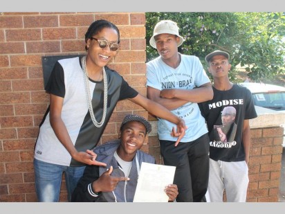 Die groep wat lyk soos 'n popgroep het ook almal geslaag en was bitter gelukkig om dit met die wêreld te deel. van links is Shaun Gaainewe, Phikkip Ndlovu, Lesedi Thage en Mohau Patane.