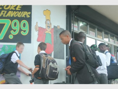 Skool het skaars verdaag vir die dag en die kinders kon nie wag om 'n sigaret aan te steek nie.