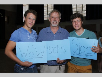 Dr Jac Fourie (skoolhoof) by tweeling Freddie en Andreas du Plessis. Beide die seuns gaan BRek aan die Universiteit van Stellenbosch studeer. Freddie spog met nege onderskeidings en Andreas met vyf.