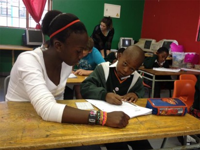 Bellar Gazimane van Heron Bridge College help Letho Magagula.