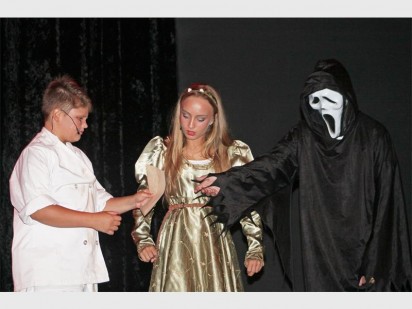 Hier ontvang Frik Vosloo 'n resep van ghostface terwyl Juliet (Minke Marais) toekyk.