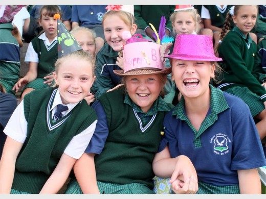 Dané Visser, Miané le Roux en Jade Niemand lyk heel opgewonde om die skool se motiveerder Arri se verjaardag te vier.