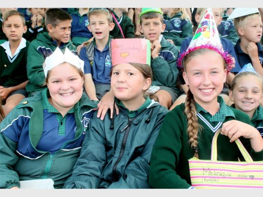 Jurika Scherman, Linesia Naudé en Melinque Ellis glimlag en sê hulle hou van partytjie hou.