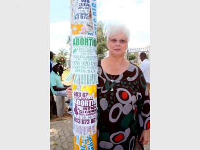 Dehlia van Staden, direkteur van die Wes-Randse Sakekamer en Toerisme by die walgplakkers wat oorkant die Krugersdorp Stadsaal, wat ook die kantore van Mogale City Plaaslike Munisipaliteit se amptenare is, aangebring is.