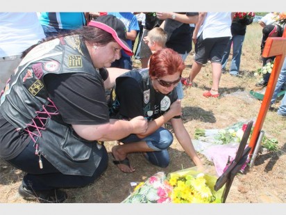 Betsie Niemann (links) bied haar ondersteuning aan Mari-Anne Pryce na tydens die oprigting van 'n kruis na haar man James se afsterwe langs die R400-Broederstroompad.