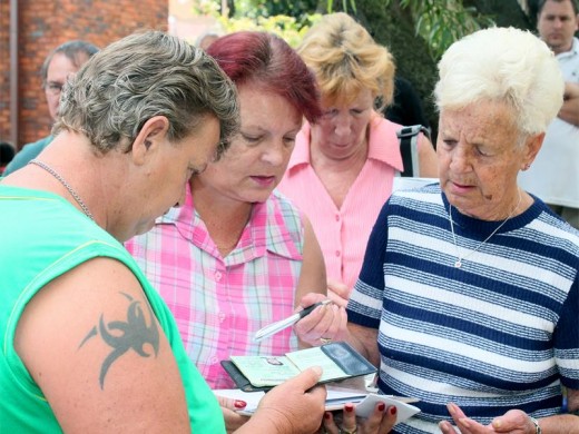 Rosie Deyzel, Heidi Donaldson en Meisie Botha praat hier oor die probleme wat hulle met die huise in Appelpark ondervind.