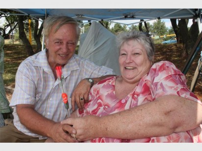 Johan Fourie gee hier 'n bloedrooi roos aan sy vrou Sophie.