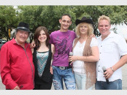 Die sangers wat vermaak verskaf het is van links Ben van Rensburg, Chantelle Kruger, Pieter Muller, Erika Tolmay en John Morland.