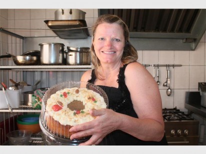 Tienke Bosher met van die soet happies wat vir die inwoners en besoekers na buite gedra is.