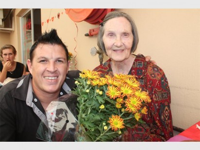 Die plaaslike sanger Tersius (middel) het die inwoners van die bejaardesorgsentrum met sy sangtalent tydens 'n spesiale Valentynsdag-funksie vermaak. Hier gee hy vir Dina Hammann 'n bossie blomme.