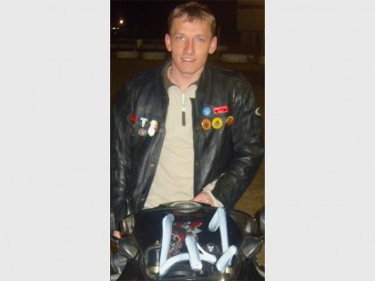 James Pryce op sy motorfiets. Hy het onlangs langs die R400-Broederstroompad verongeluk tydens 'n pretrit.