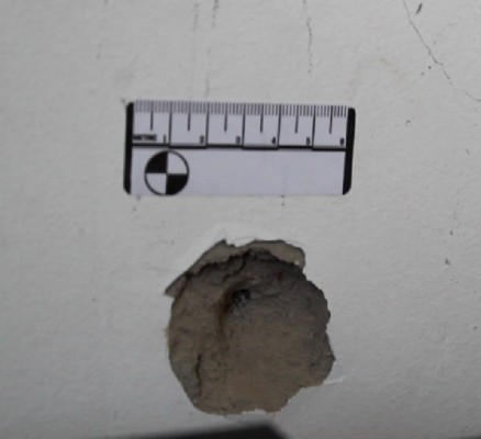 Die koeël wat Rosa van der Walt deurboor het, het 'n gat van sowat 5cm in die muur gevorm.
