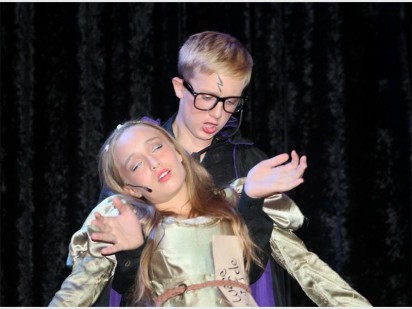 Juliet Montagu (Minke Marais) word flou in die towenaar Henry Potgieter (Kyle Bhar) se arms nadat sy gehoor het sy sterf in haar verhaal met haar Romeo.