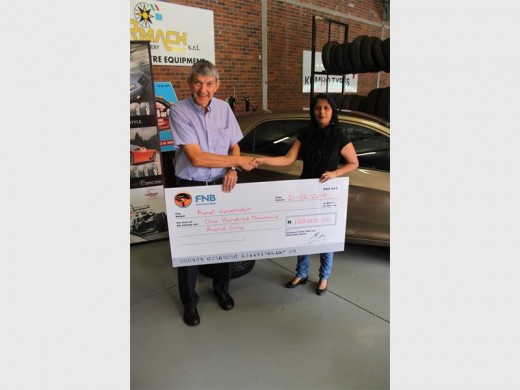 Mauritz Lombard giving the R100 000 cheque to Lynette Dawid, who received it on behalf of Ronelle Govender.