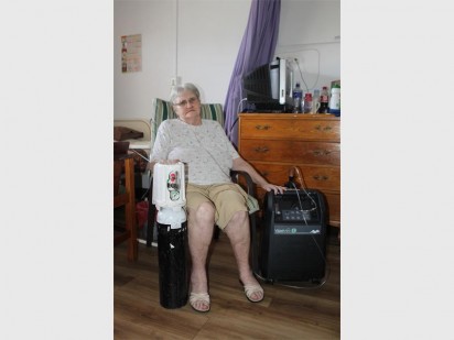 Annatjie du Toit vertel die suurstofsilinder (links) hou haar net twee aande tydens beurtkrag.