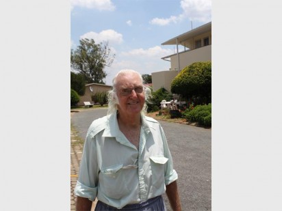 Theunis Kotze, 'n inwoner van die Golden Age Village.