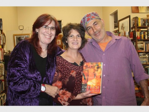 Sarah Lombard, Lita Aumüller and Amir Rom enjoying the evening with a good book.