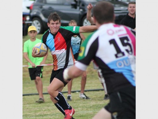 'n Rugbyspeler van Harlequins Wes-Rand se onder 20's probeer van die Harlequins Pretoria wegkom.