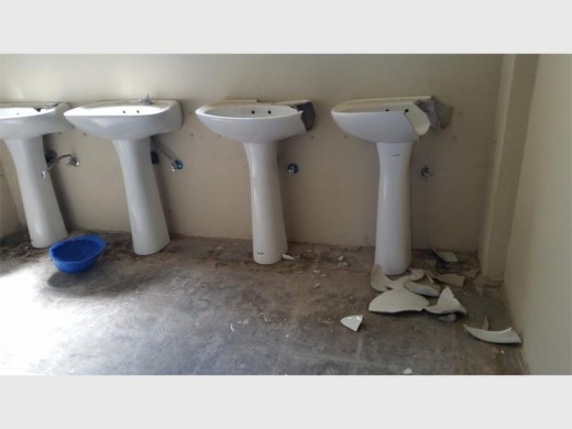 Bewyse dat die nuwe wasbakke in die kleedkamers onder die paviljoene gebreek is nog voordat die stadion sy deure vir die publiek oopgemaak het.