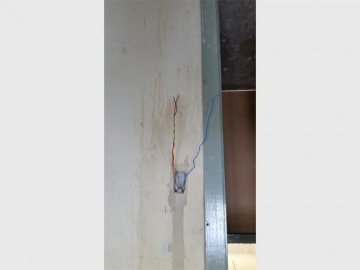 Kragdrade hang oral oop binne die geboue onder die paviljoene.