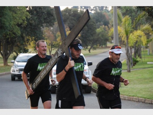 Roelf Craig, Pastoor Gerrie Bester en André van Vuuren gaan die strawwe Comrades Marathon met dié kruis aandurf
