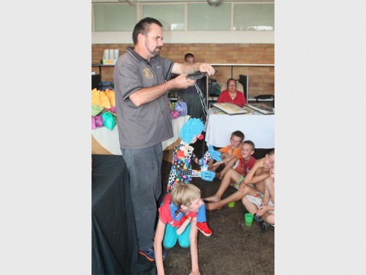 Swannie Swanevelder en Hailey Pohl vermaak die kinders van die Deo Gloria Sopkombuis.