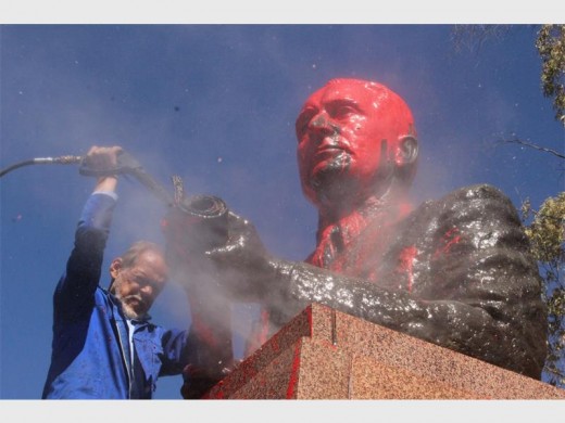 Eben Meets, 'n strukturele bewarings spesialis van die Erfenisstigting hard aan die werk om die borsbeeld van die eertydse Eerste Minister Advokaat JG Strijdom skoon te was.