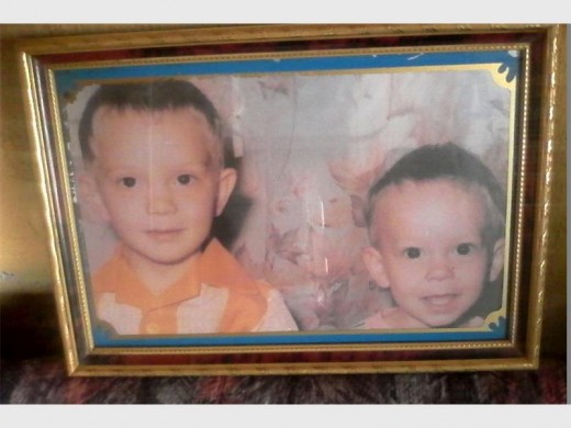 Die foto van Lindie Becker se seuns Andries en Deon Dekker, wat op sosiale media versprei is.