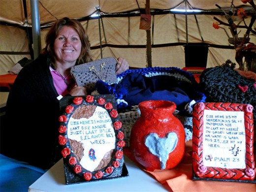 Meraai Bezuidenhout met van die goedere wat sy en haar dogter Angie Engelbrecht maak en dan tydens die Markdag verkoop.